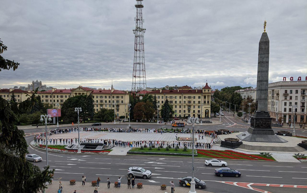 Цепь солидарности в Беларуси: силовики стали переходить на сторону демонстрантов (фото и видео)